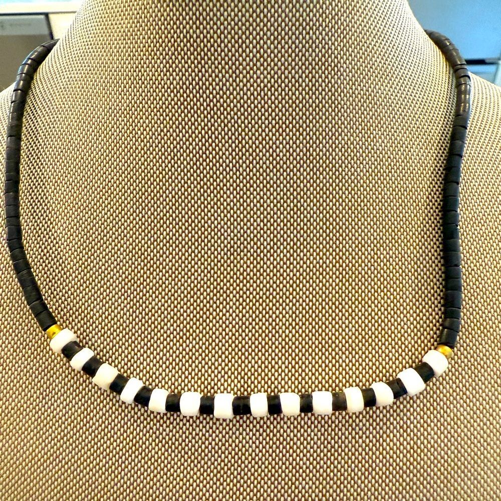 Hawaiian vintage Black and White Shell Bead Choker Necklace unisex